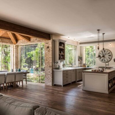 מטבח כפרי מעוצב: כל מה שצריך לדעת על צבעים, חומרים והפרטים שעושים את ההבדל